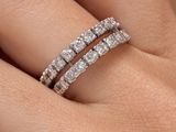 un gros plan sur la main d'une femme portant une bague en diamant au doigt