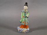 figurine chinoise représentant une femme vêtue d'une robe verte et d'un chapeau