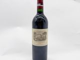 une bouteille de vin posée sur une table