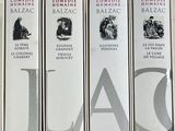 quatre livres sont alignés sur une table