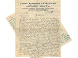 une lettre écrite à l'encre noire sur une feuille de papier