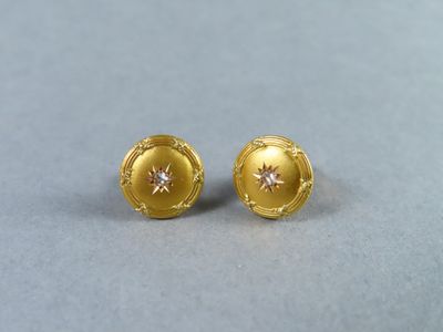 une paire de boucles d'oreilles en or et diamants