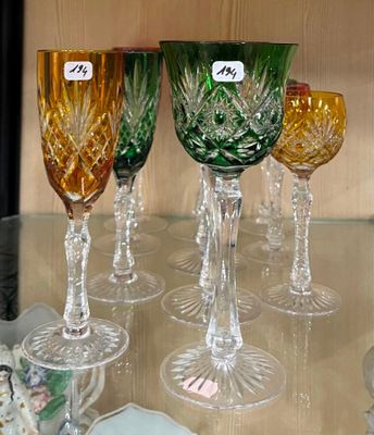 de nombreux verres à vin de différentes couleurs posés sur une table en verre