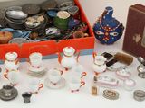 une boîte rouge remplie d'objets en argent et en verre