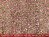 un tapis vert et rouge orné d'un motif floral