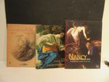 trois livres posés sur une table