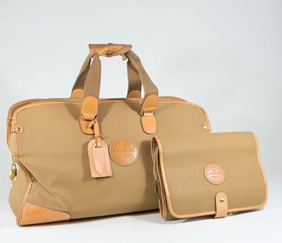 deux bagages posés l'un à côté de l'autre sur une surface blanche
