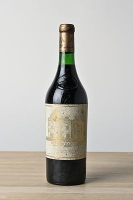 une bouteille de vin posée sur une table
