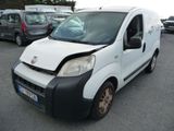 une petite camionnette blanche garée sur un parking