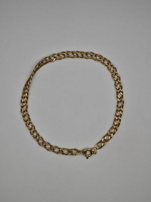 un bracelet en chaîne en or sur fond blanc