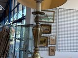 une lampe posée sur une table dans une pièce