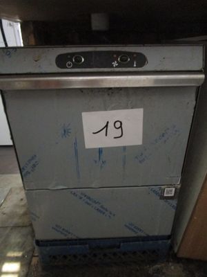 une affiche apposée sur la façade d'un lave-vaisselle dans une cuisine