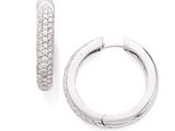 une image représentant une paire de boucles d'oreilles en forme d'anneaux sertis de diamants sur fond blanc