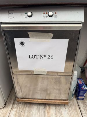 un panneau « lot n 20 » sur la face avant d'un lave-vaisselle
