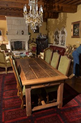 une salle à manger avec une table et des chaises et un lustre
