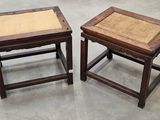 paire de tables d'appoint chinoises anciennes avec des plateaux en rotin