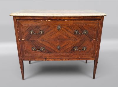 une commode ancienne avec dessus en marbre