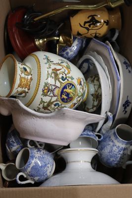 une boîte en carton remplie de toutes sortes de tasses et de soucoupes