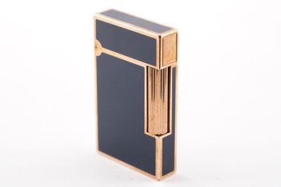 un gros plan d'un briquet bleu posé sur une surface blanche