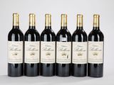 six bouteilles de vin rouge alignées