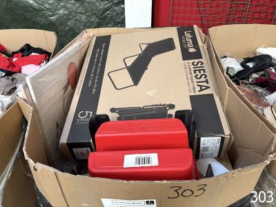 une boîte contenant divers objets, posée par terre