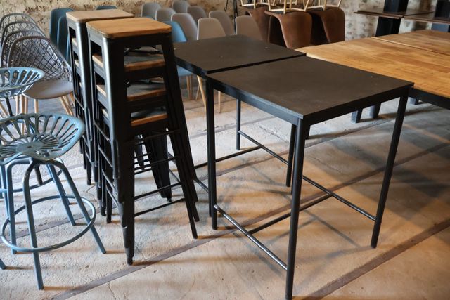 Deux tables hautes piètements métalliques laqué noir plateau faço...