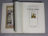 un livre ouvert sur lequel figure l'image d'un homme vêtu d'une aube