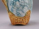 un vase bleu et jaune posé sur une table