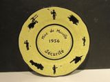 une assiette jaune ornée d'un motif en noir et blanc