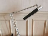 une lampe de bureau posée sur une table en bois