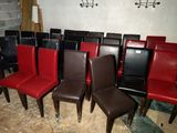 beaucoup de chaises alignées en rang