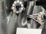 trois bagues exposées dans une vitrine, accompagnées d'une étiquette de prix