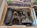 une boîte contenant des outils posée sur le sol