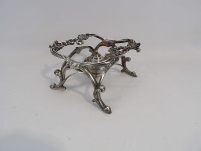 une image représentant une assiette en argent ornée de fleurs