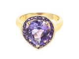 gros plan d'une bague en or avec une pierre violette
