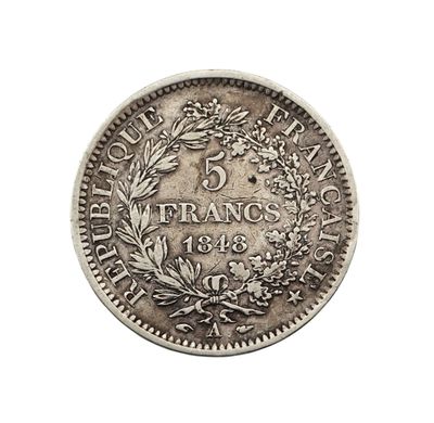 un gros plan d'une pièce de monnaie ornée d'une couronne