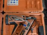 deux caisses orange contenant des outils, posées par terre
