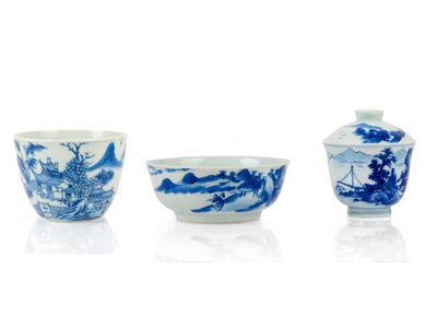 trois bols en porcelaine bleue et blanche et un petit bol