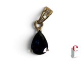 un gros plan d'un pendentif noir en forme de larme sur fond blanc