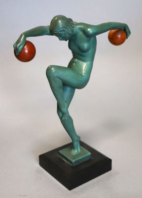statue d'un homme tenant une balle dans la main, posée sur un socle en marbre