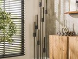 une photo d'un salon avec une armoire en bois et une plante