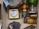 une boîte remplie d'objets divers, notamment une horloge et d'autres objets