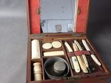 une boîte en bois contenant divers outils