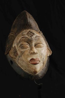 une image représentant un masque en bois sur fond noir