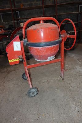 une bétonnière rouge garée dans un garage