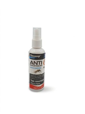 un gros plan d'un flacon de spray anti-insectes sur fond blanc