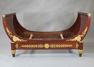 une image représentant un banc en bois orné de décorations dorées