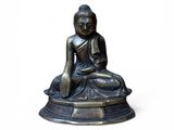statue d'un Bouddha assis en position du lotus sur un fond blanc