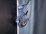un snowboard bleu accroché au mur d'une pièce