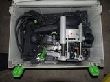 une boîte posée par terre, contenant une machine